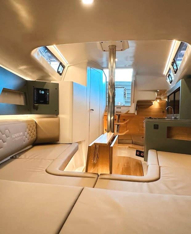 Großzügige Innenkabine der SUNBEAM 32.1 Yacht mit einer Kombination aus Komfort und Design, präsentiert durch die weiche Beleuchtung und edle Materialien