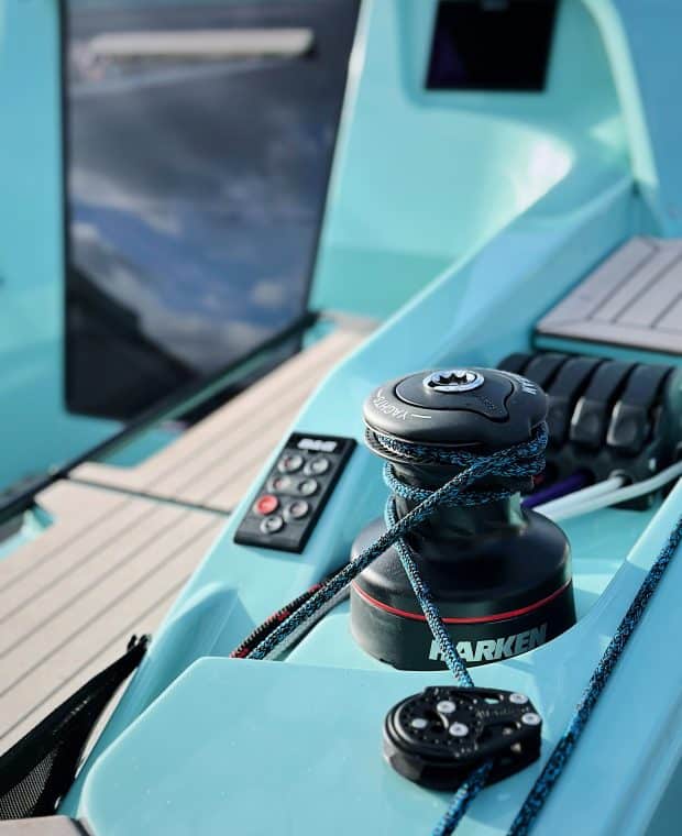 Fokussierte Ansicht einer Harken-Winsch und Navigationsinstrumente auf der mintgrünen Reling einer Sunbeam 29.1 Yacht.