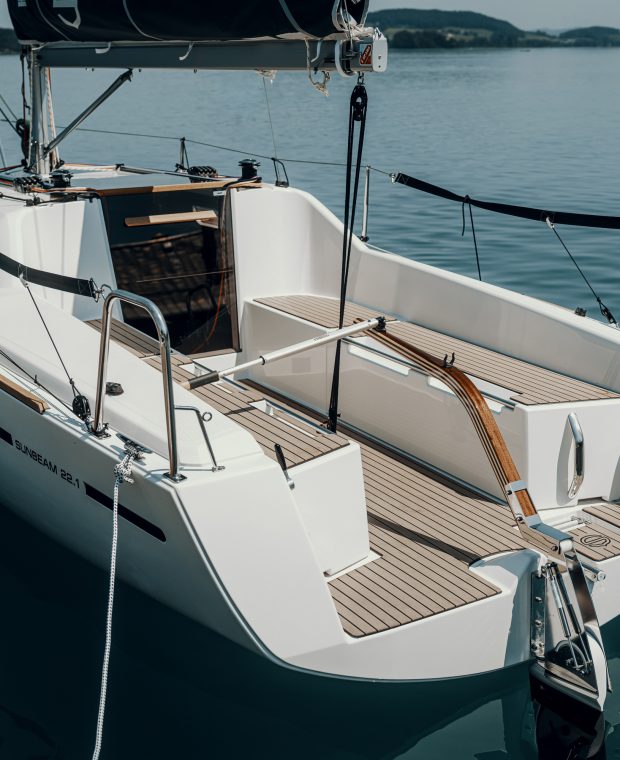 Heckansicht einer Sunbeam Yacht, die am Dock liegt, mit klarer Sicht auf das Cockpit und das saubere Teakdeck