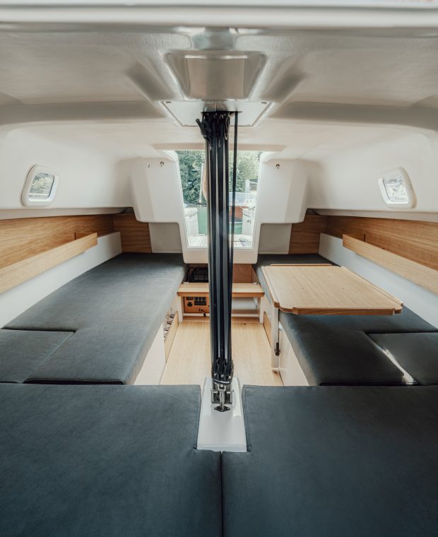 Geräumiger Kabinenraum einer Sunbeam Yacht mit bequemen Sitzflächen und zentralem Tisch für entspannte Stunden auf See