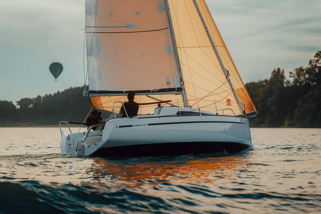 Ein Sunbeam Yacht-Modell gleitet elegant über das Wasser mit aufgeblähten Segeln bei einem Segelausflug
