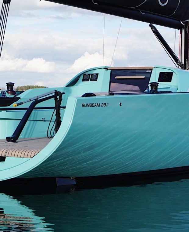 Eine ruhig auf dem Wasser liegende Sunbeam 29.1 Yacht, erkennbar an ihrer mintgrünen Rumpffarbe und dem Namen am Heck.