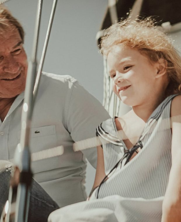Glückliches Kind und Erwachsener genießen gemeinsame Zeit an Bord einer Sunbeam Yacht