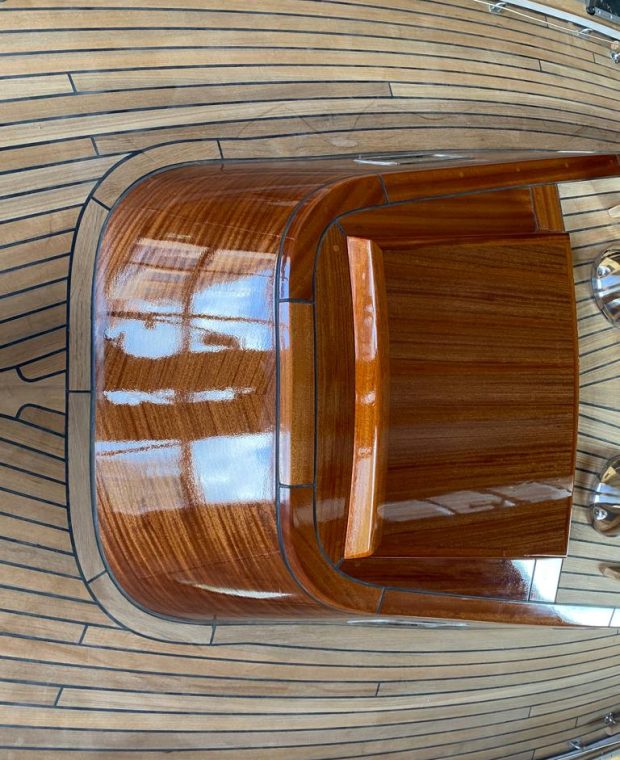 Detailaufnahme einer glänzenden hölzernen Navigationsstation auf dem Deck einer Sunbeam Yacht