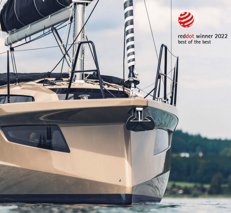Ein prämiertes Sunbeam Yacht-Modell, das als Red Dot Winner 2022 ausgezeichnet wurde, segelt vor einer malerischen Kulisse
