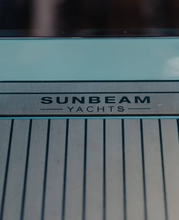 Nahaufnahme des Sunbeam Yachts Logos auf dem Heck eines Bootes